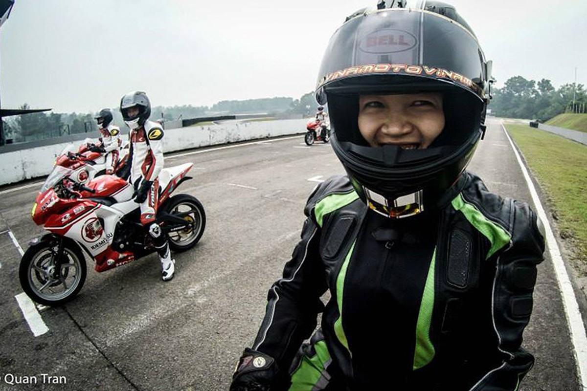 Nu biker Viet dau tien tham du giai dua moto quoc te-Hinh-9